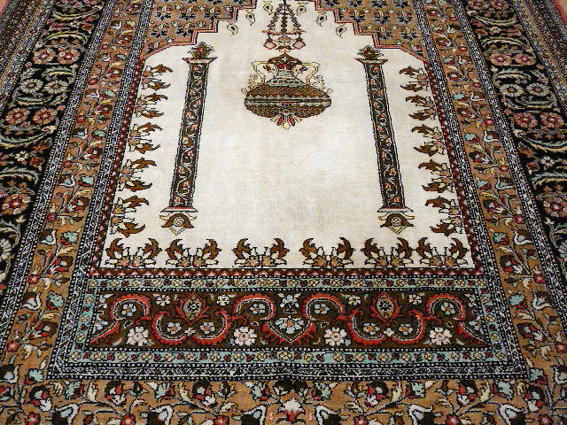 Qum Silk Rug 5.2 x 3.4 ft hand-knotted 150 x 100 cm