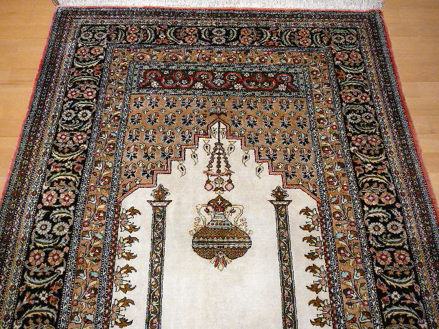 Qum Silk Rug 5.2 x 3.4 ft hand-knotted 150 x 100 cm