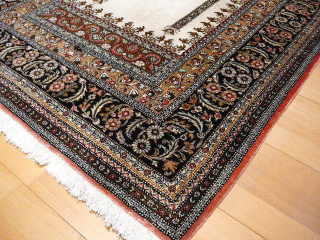 Qum Silk Rug 5.2 x 3.4 ft hand-knotted 150 x 100 cm