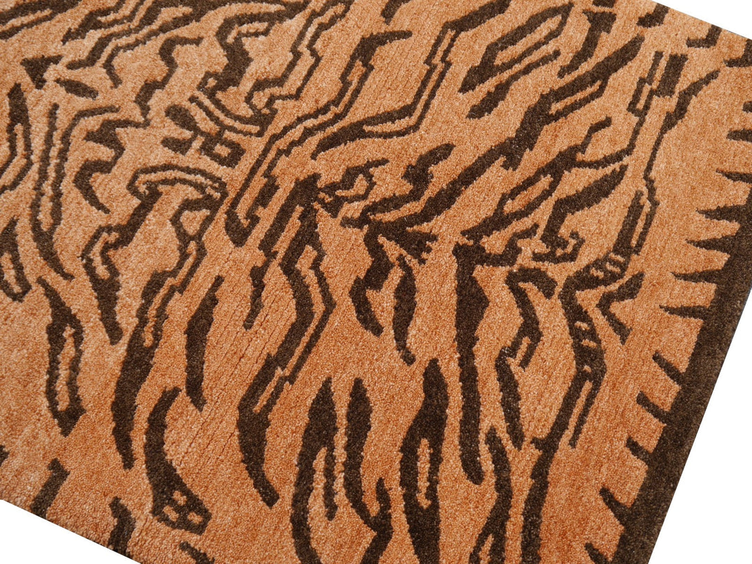 Tibetan Tiger Rug 6 x 3 ft hand-knotted
Exclusive Tibetan Tiger rug, hand-knotted from wool, Rug No.: 15689