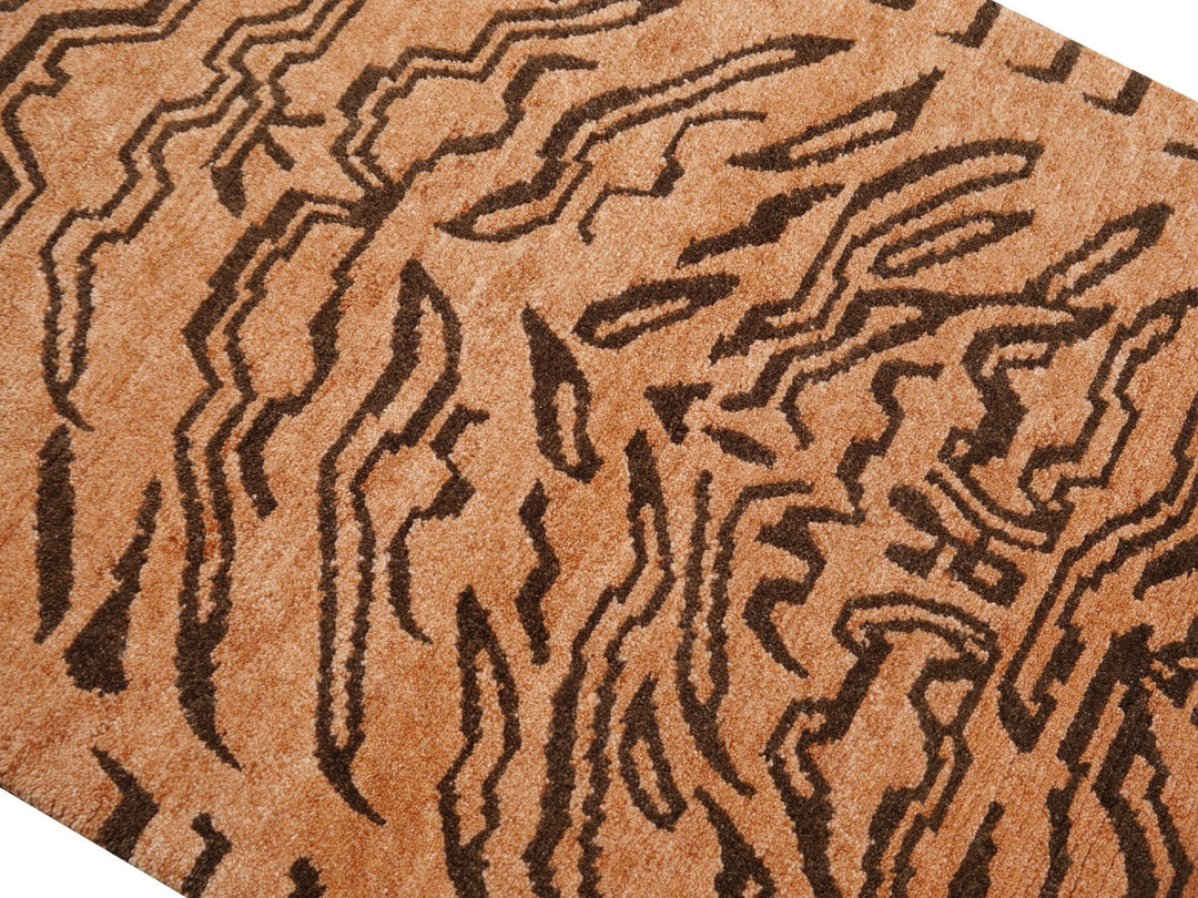 Tibetan Tiger Rug 6 x 3 ft hand-knotted
Exclusive Tibetan Tiger rug, hand-knotted from wool, Rug No.: 15689