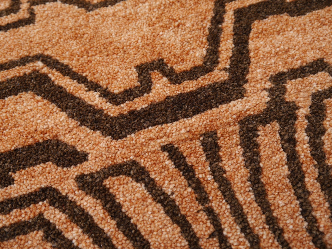 Tibetan Tiger Rug 6 x 3 ft hand-knotted
Exclusive Tibetan Tiger rug, hand-knotted from wool, Rug No.: 15689
