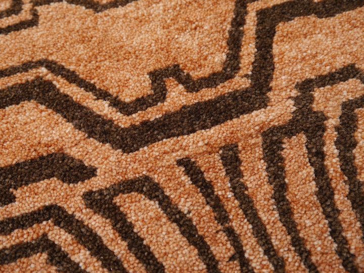 Tibetan Tiger Rug 6 x 3 ft hand-knotted
Exclusive Tibetan Tiger rug, hand-knotted from wool, Rug No.: 15689