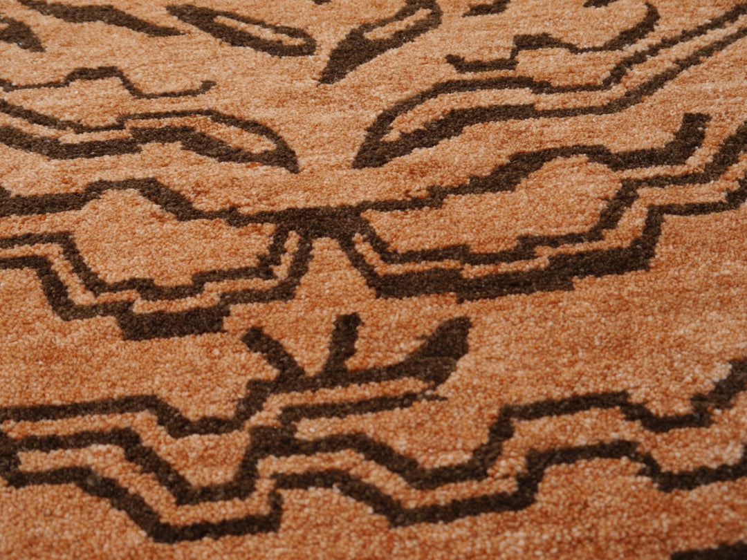 Tibetan Tiger Rug 6 x 3 ft hand-knotted
Exclusive Tibetan Tiger rug, hand-knotted from wool, Rug No.: 15689