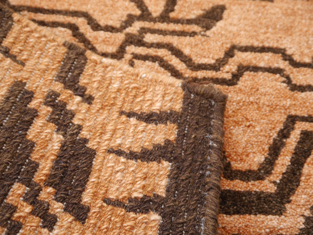 Tibetan Tiger Rug 6 x 3 ft hand-knotted
Exclusive Tibetan Tiger rug, hand-knotted from wool, Rug No.: 15689