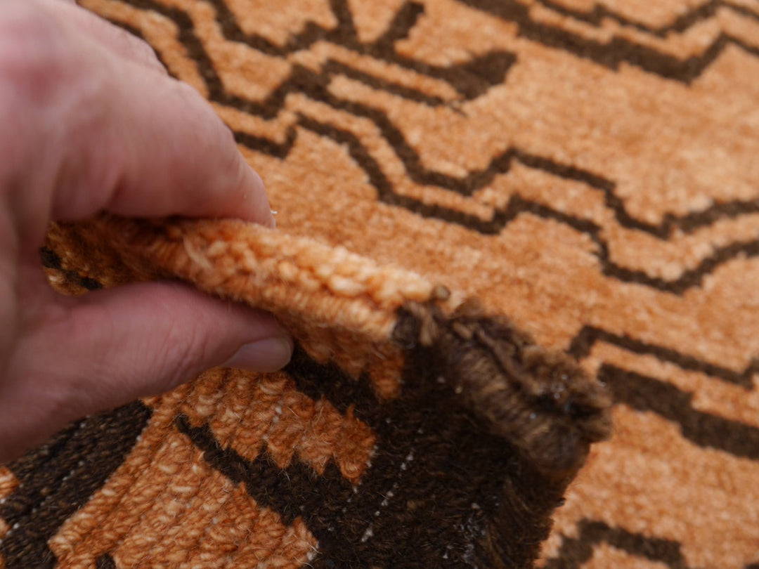 Tibetan Tiger Rug 6 x 3 ft hand-knotted
Exclusive Tibetan Tiger rug, hand-knotted from wool, Rug No.: 15689