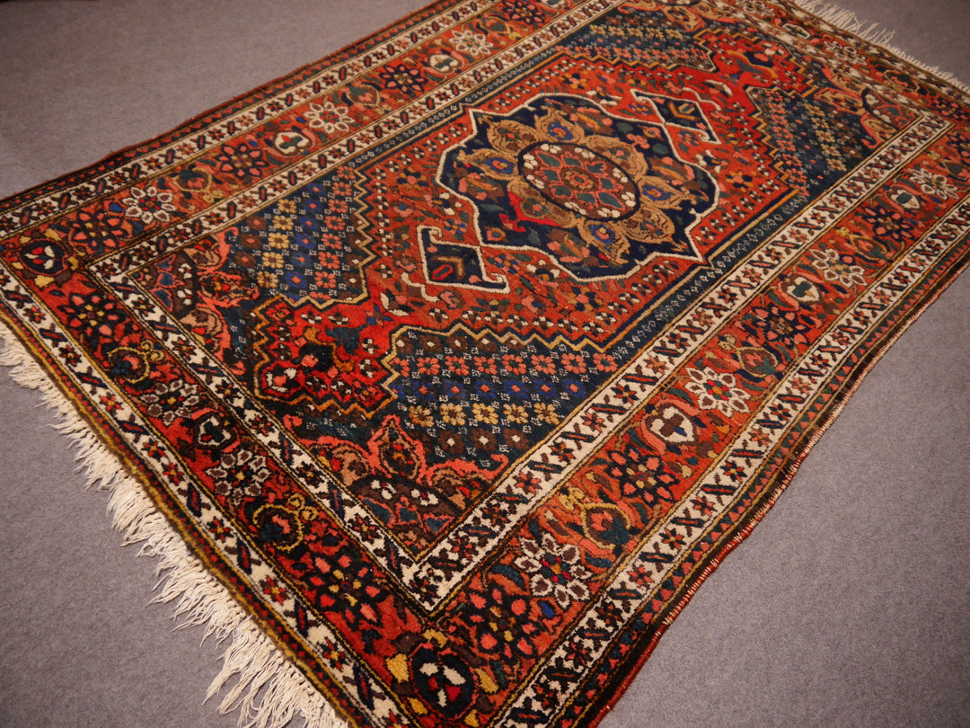 Bakhitar rug vintage 6.7 x 4.4 ft