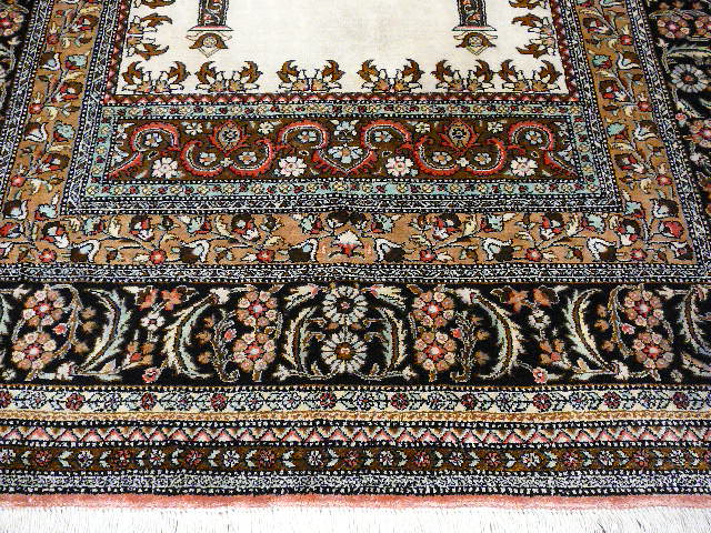 Qum Silk Rug 5.2 x 3.4 ft hand-knotted 150 x 100 cm
