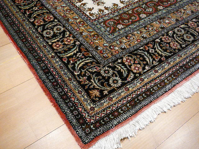 Qum Silk Rug 5.2 x 3.4 ft hand-knotted 150 x 100 cm