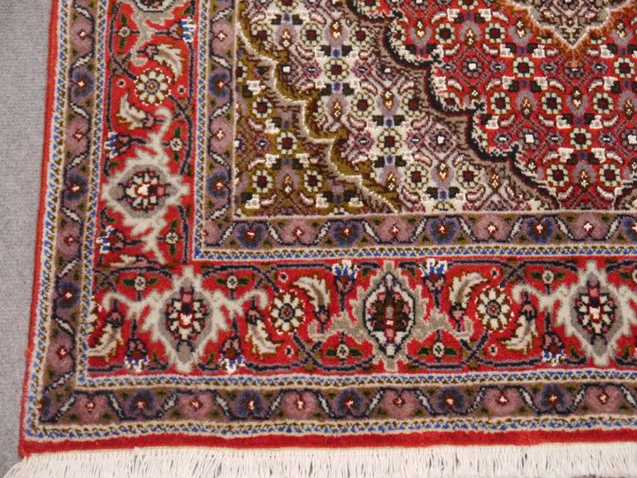Tabriz Mahi rug border detail – 14752