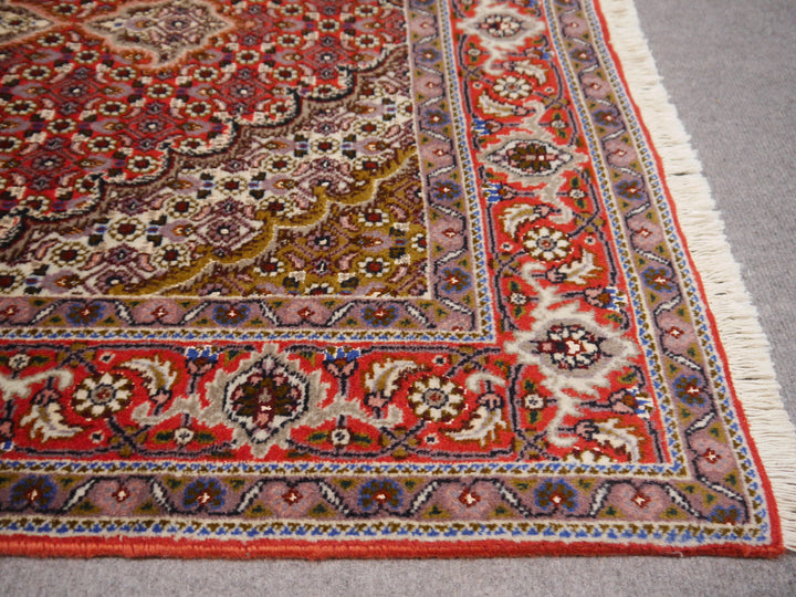 Tabriz Mahi rug central medallion detail – 14752