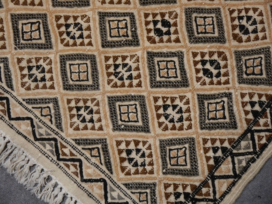 Moroccan flat-weave kilim – close-up of embroidered relief