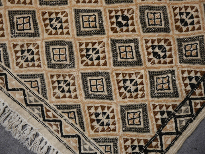 Moroccan flat-weave kilim – close-up of embroidered relief