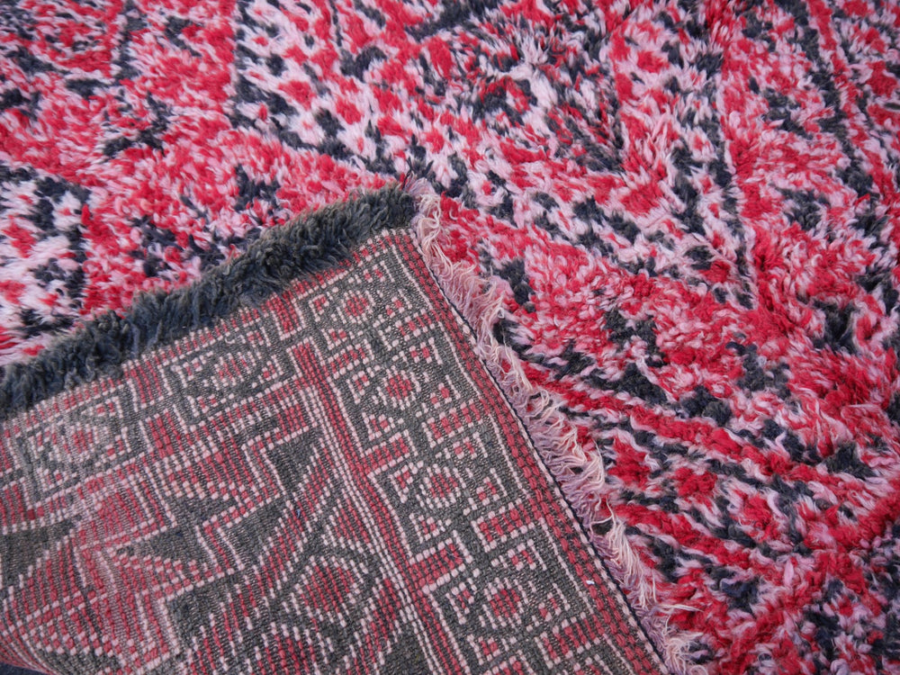 Beni MGuild rugs are typical tribal carpets with graphic motifs. Each piece is unique with motifs passed from mother to daughter over generations. Stock No. 15684.
You will love this beautiful large Oriental Moroccan room size area rug. The plush pile makes you walk like on clouds. It will be a great decorating object in a living room, dining room, bedroom, kids room, office or entry. No wonder that interior designers love these vintage Moroccan tribal Beni MGuild rugs.
