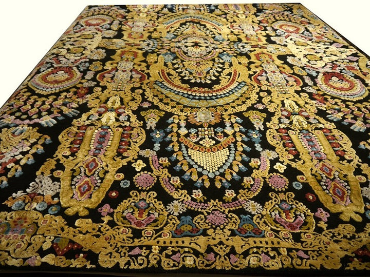 Kohinoor Palace silk rug 9x12 ft
Maharaja Style Kohinoor Rug Silk and Wool area living dining room by Djoharian Design for living room, dining room, bedroom.&nbsp;
Exclusive designer rug, hand-knotted from wool and real silk.