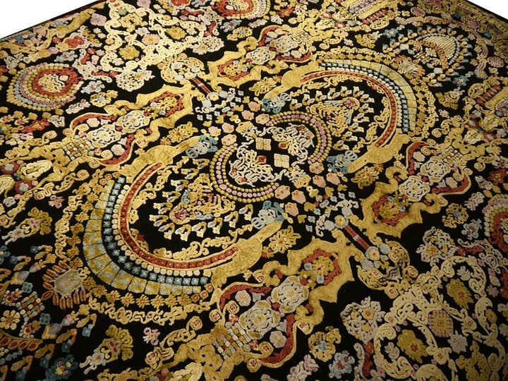 Kohinoor Palace silk rug 9x12 ft
Maharaja Style Kohinoor Rug Silk and Wool area living dining room by Djoharian Design for living room, dining room, bedroom.&nbsp;
Exclusive designer rug, hand-knotted from wool and real silk.