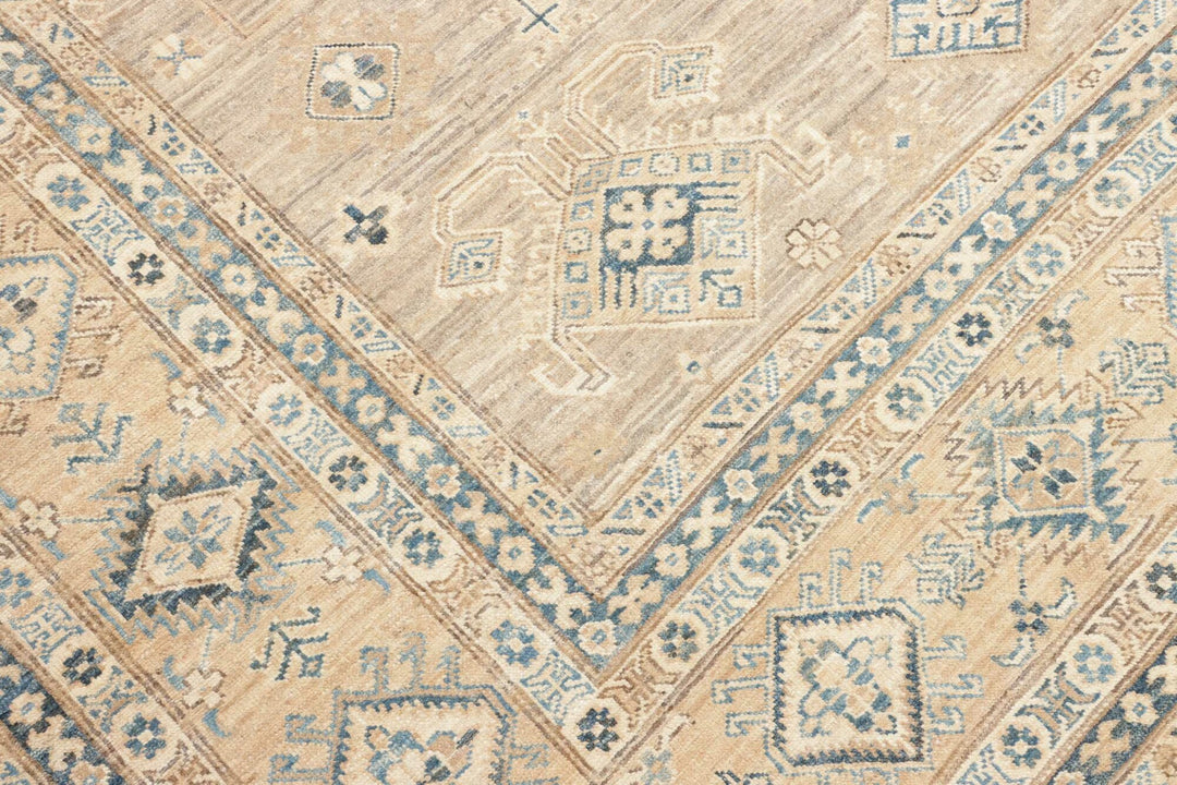 Shirvan Royal extra fine rug 8x10 ft hand knotted in Afghanistan 16451069
Afghan Shirvan rug 8x10 ft - 250 x 300 cm in a subtle pattern and design - ideal for the living room or dining room.