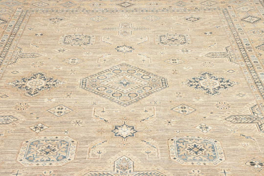 Shirvan Royal extra fine rug 8x10 ft hand knotted in Afghanistan 16451069
Afghan Shirvan rug 8x10 ft - 250 x 300 cm in a subtle pattern and design - ideal for the living room or dining room.