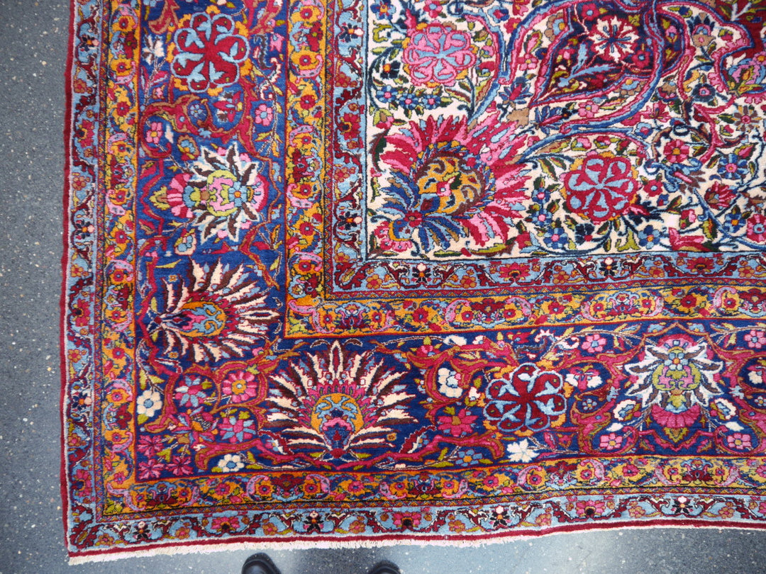 Antique Kirman Yazd palace rug 22.3 x 15.4 ft 680 x 470 cm hand-knotted
Rare and fine palace rug Kirman Yazd oversized carpet in large format and excellent condition. TOP piece. Djoharian Collection